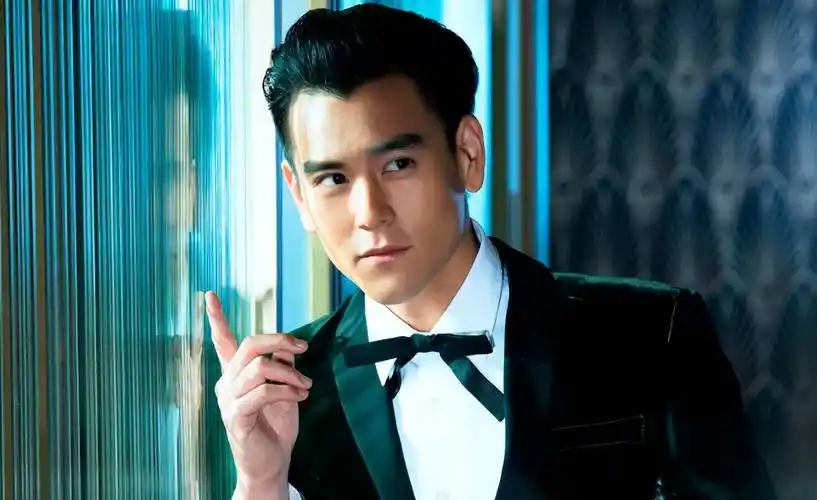 彭于晏晒自拍,因头发过于不修边幅,被网友吐槽看起来像海胆!