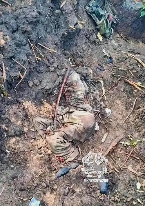 俄乌战场一具被遗弃的阵亡士兵遗体已被泥土覆盖脑袋被埋土里