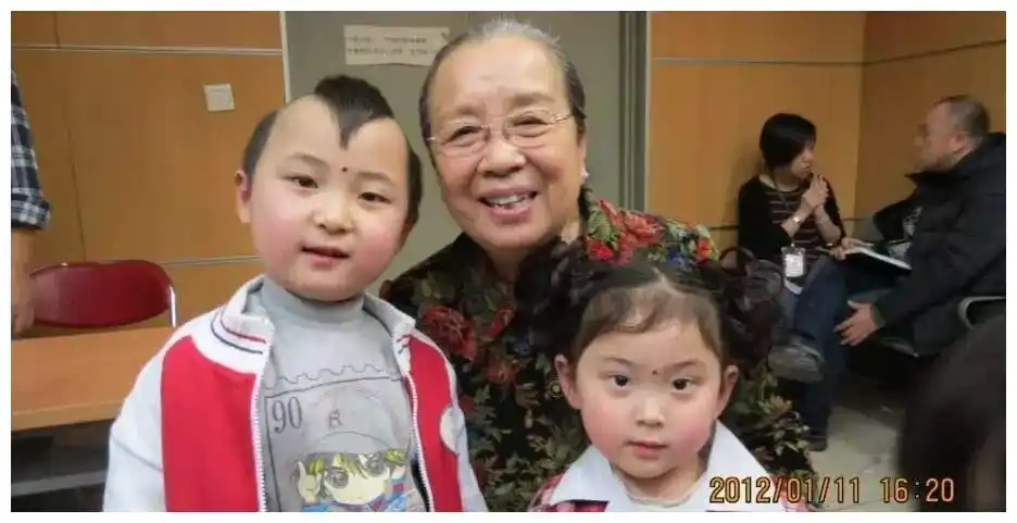 "年画娃娃"邓鸣贺8岁离世,生前做父母摇钱树,被网友称童子命