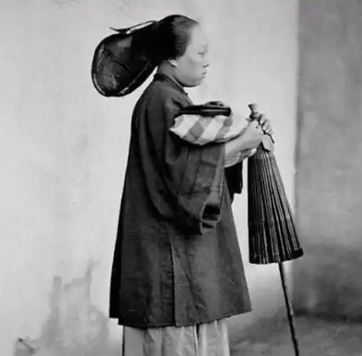 清朝女子发型老照片图5竟然是空气刘海穿阔腿裤