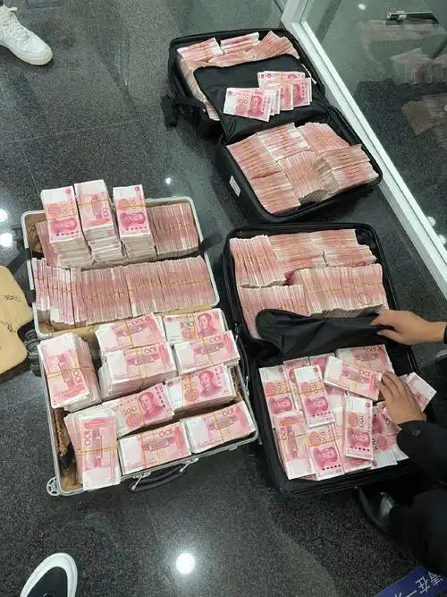 原来两万块有这么厚#现金我比较熟悉.