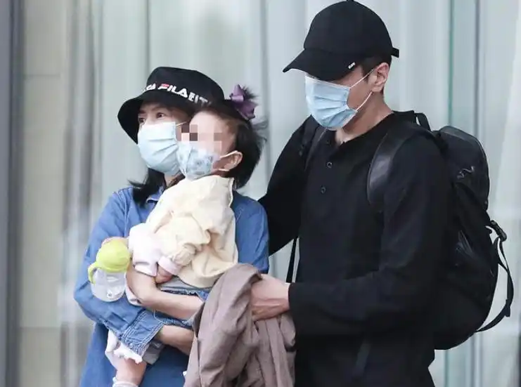 高圆圆一家三口遛弯被拍,温馨场景令人感动