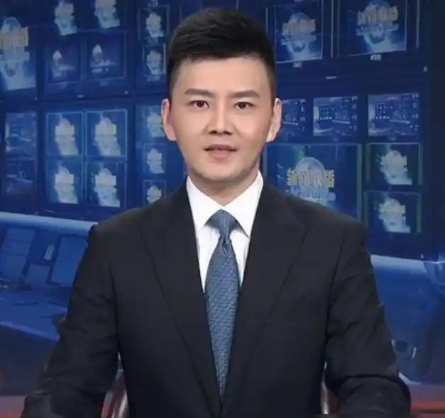 主播严於信33岁主持新闻联播撞脸宁泽涛娶美女老婆幸福美满