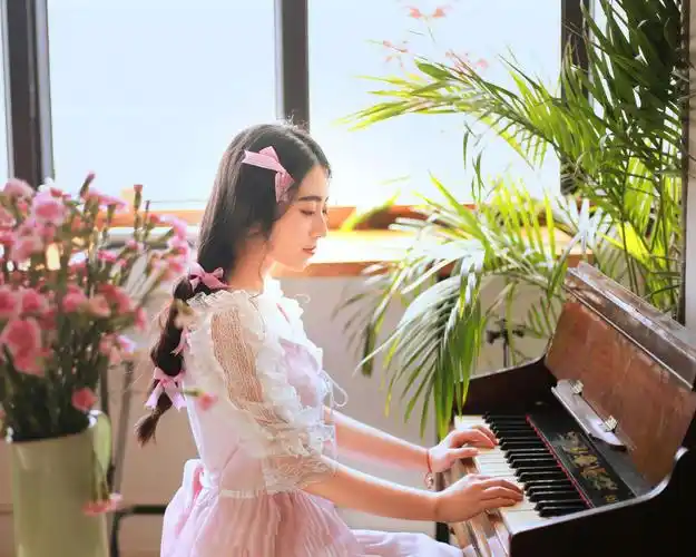 弹钢琴的优雅女孩壁纸