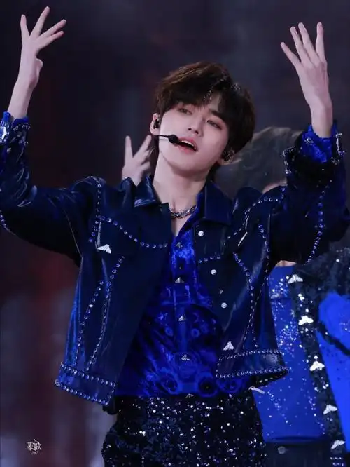 宋亚轩蓝色烟熏妆##宋亚轩演唱会状态