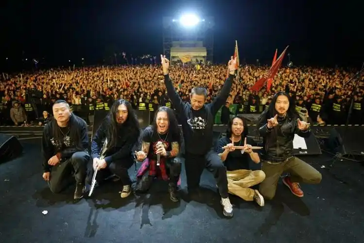 面孔乐队献唱跨年音乐节 为主唱陈辉庆生