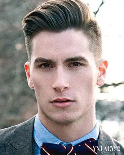 偏分式的头发发型是很多男生喜欢的一种发型,因为男生们走向职场的