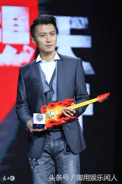 38岁谢霆锋现身某节目,微型吉他令他眼前一亮!