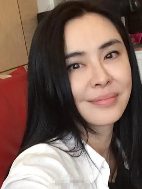 48岁王祖贤素颜近照曝光 皮肤白皙仍有女神范儿