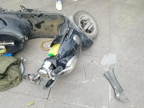 北海大道联通门口再次发生车祸,电动车碎了一地