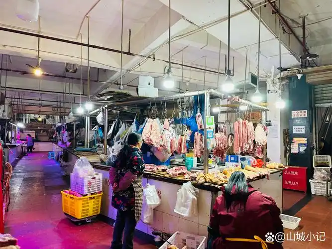 12月3日,沿着双峰山路至南坪正扬农贸市场,留意了一下生鲜灯是否已经