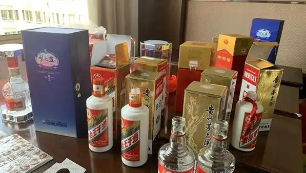建议大家:请人吃饭要讲究,这3种酒别带上桌,难喝不说还丢面