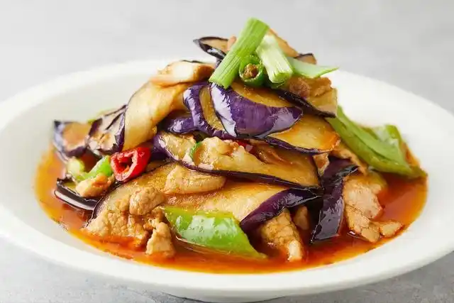 炒茄子,别再直接下油锅,要想不油腻不发黑,下锅前切记多做1步