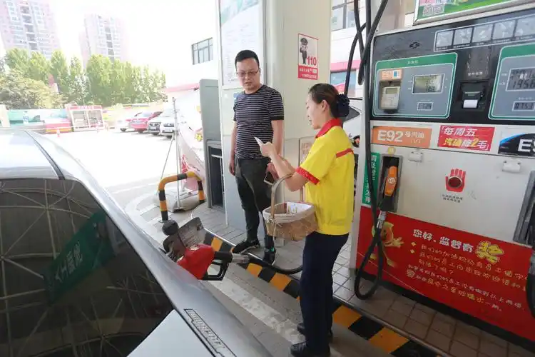 郑州中石油加油员"挎篮卖烟" 加油站称:不卖火