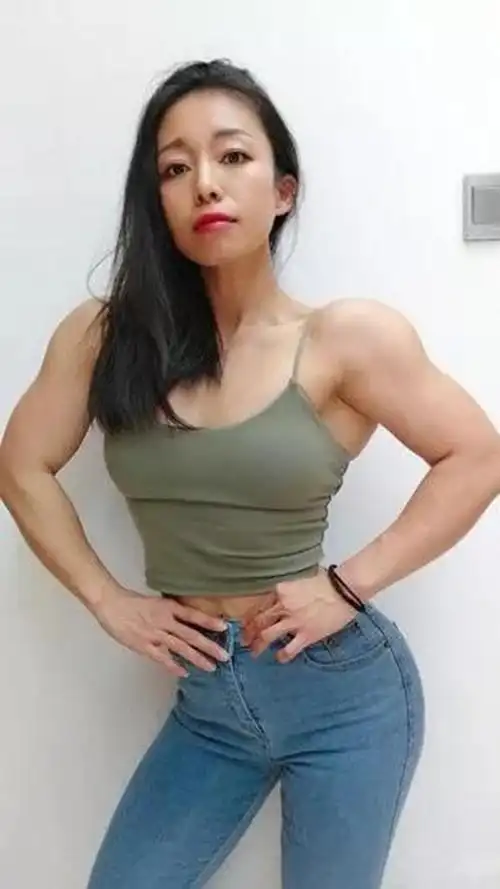 "肌肉"女老师刘明月,肌肉特别发达,让许多男性表示羡慕