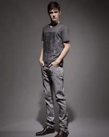 深灰色男式v领印花短袖t恤