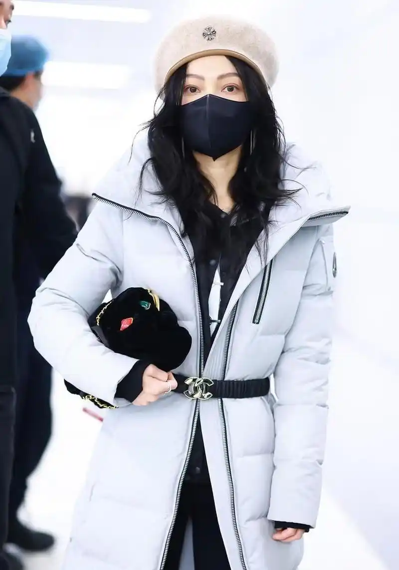 张韶涵机场街拍 蓝色收腰长款羽绒服 贝雷帽 骑士靴温柔优雅