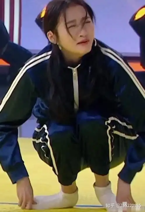 关晓彤张大嘴巴大笑镜头拉近看清舌苔观众懵了