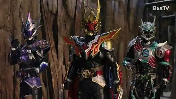 她是第一位女铠甲勇士一共有两个身体并且亲自制造了铠甲