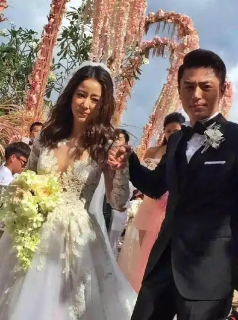 霍建华林心如婚礼全程:宣誓拥吻 胡歌黑超成背景