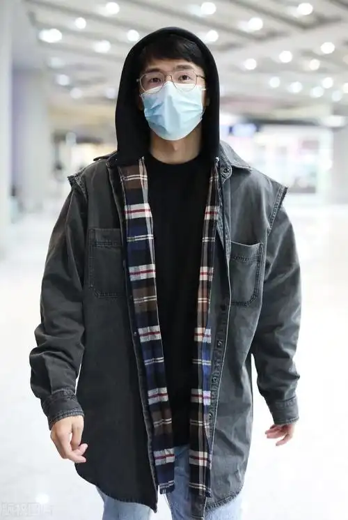 刘昊然戴银边眼镜现身机场,一身学生风装扮呆萌可爱