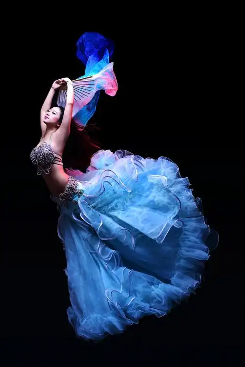 跳肚皮舞少女们都有漂亮的马甲线