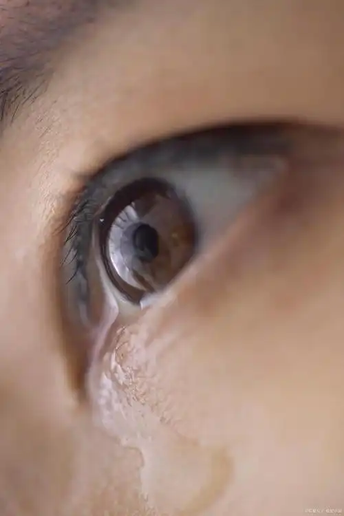 徐婆婆今年60岁,这几年一到冬天她的左眼就开始无缘无故流泪,但因没有