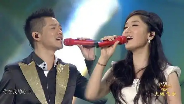 回顾韩红说的没错如今凤凰传奇已经走上了人生的另一条大道