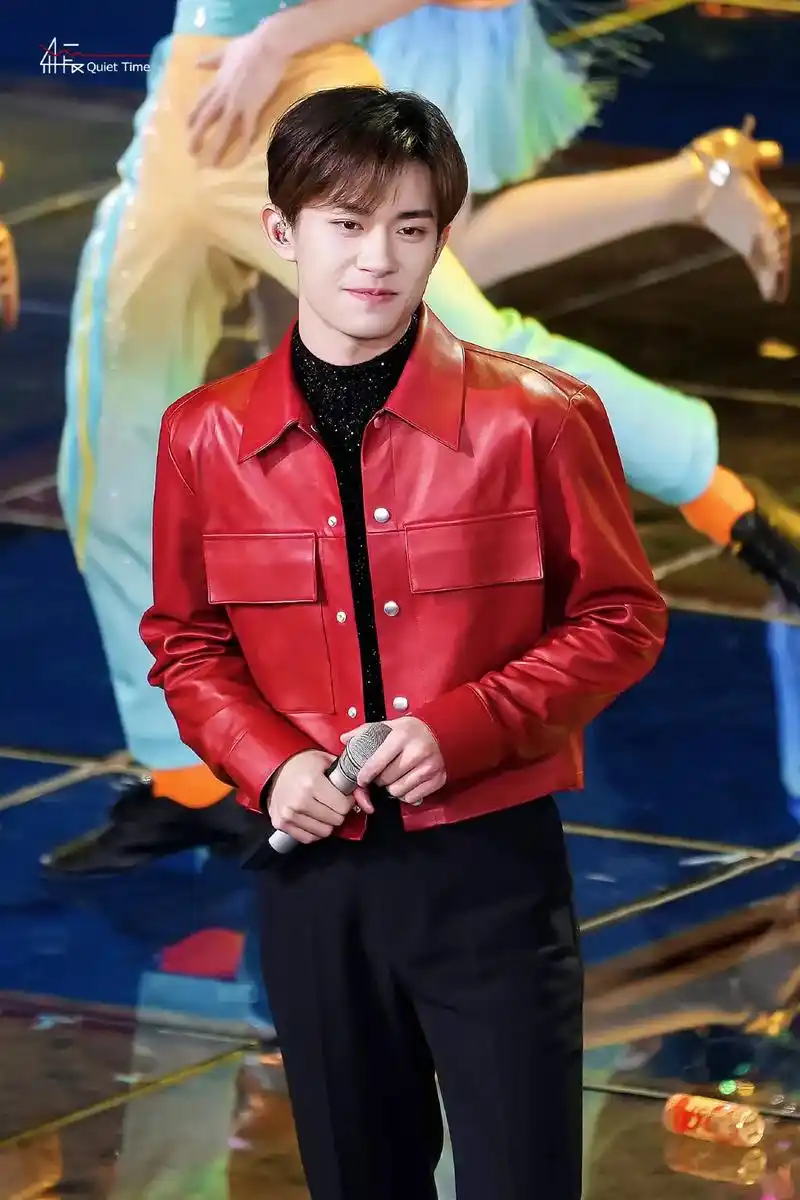 哈哈,笑的跟柿子一样甜#易烊千玺壁纸 - 抖音