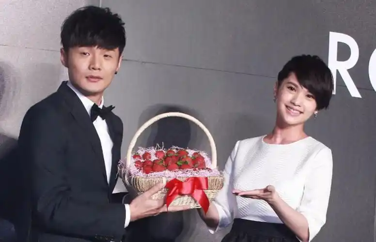 李荣浩晒照为杨丞琳庆生,已是第10年发文,一细节看出两人真实婚姻状态