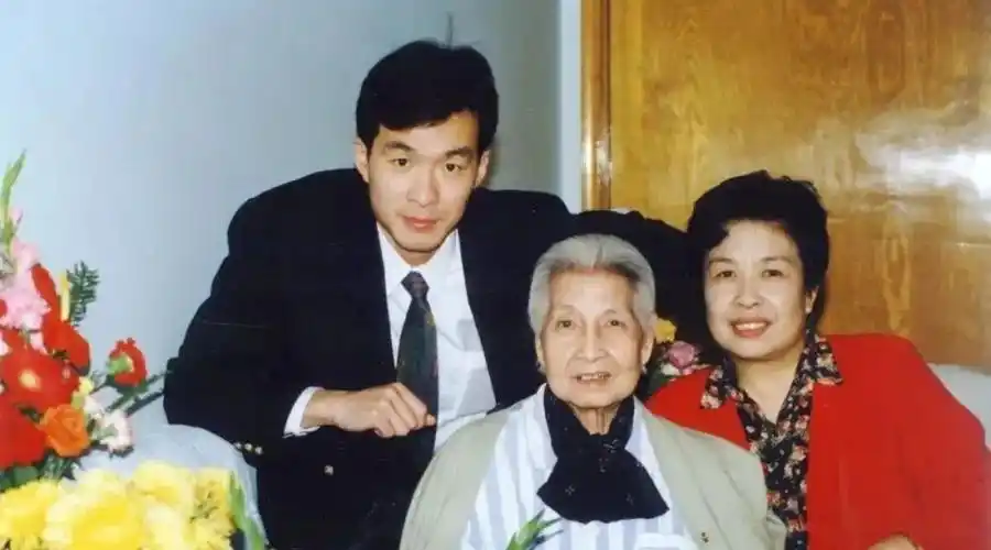 照片中的小伙子被造谣为张陶,其实是陶铸外孙张亮