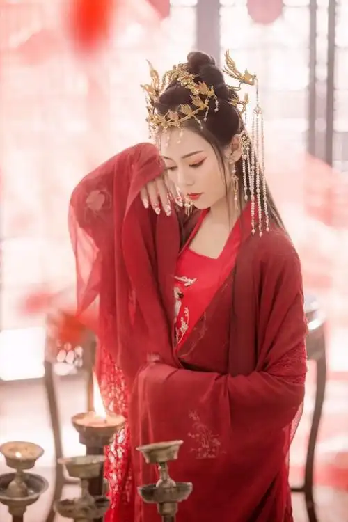 穿红色汉服嫁衣的美女模特优雅中国风图片写真