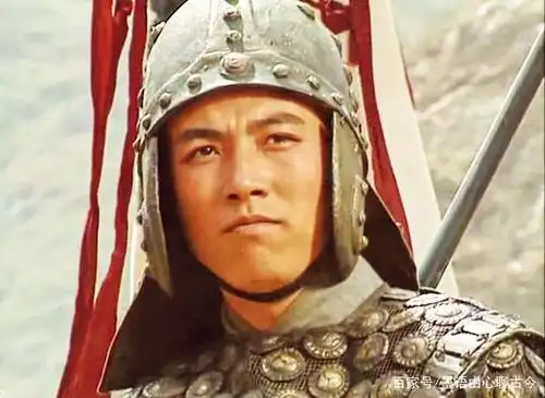 他就是《三国演义》中的姜维,他年轻时和老年时的相貌和形象,迷倒了