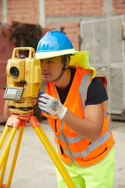 在建筑行业中,各种安全防护设备如安全帽,安全带和安全网等,可以有效
