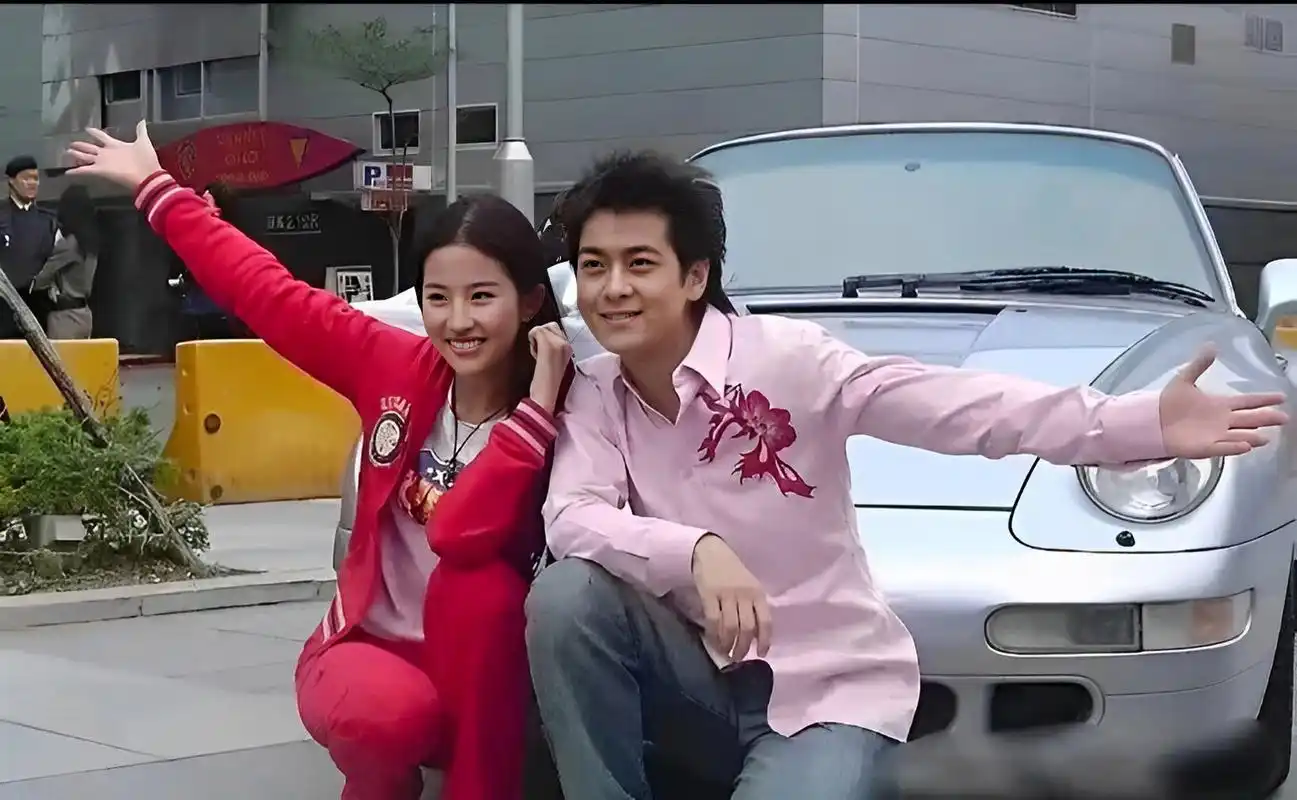 17岁的刘亦菲和30岁的林志颖在两人站被拍到在一起,仿佛他们是一对