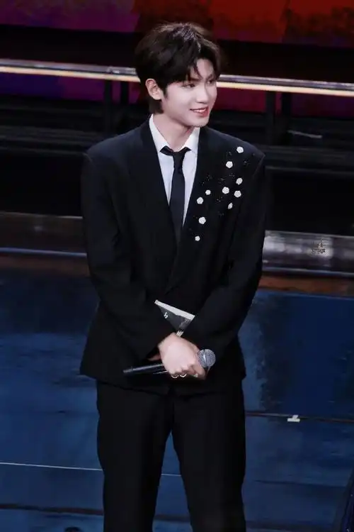 黄明昊穿西装气质