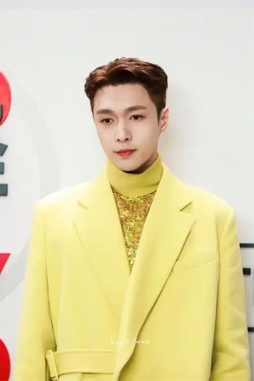 valentino代言人张艺兴身着2021春夏高定出席华伦天奴北京展览今天是