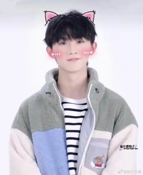 马嘉祺超话#时代少年团心动五连拍#马嘉祺心动五连拍嘟嘴 吐舌马哥不