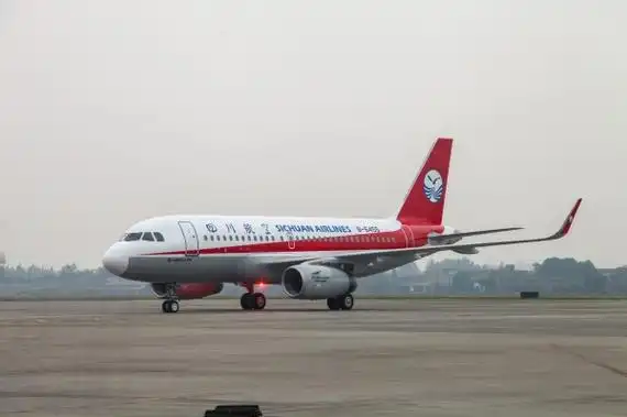 川航恢复在九寨黄龙机场摆放过夜飞机