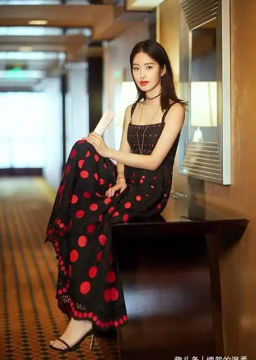 杨采钰晒健身照大秀身材,满脸通红一身汗液,纤细腰部极具力量感_运动