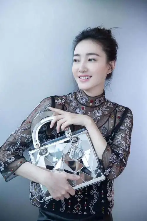 王丽坤的脸怎么了?出席活动,眼睛一大一小,看起来十分不自然