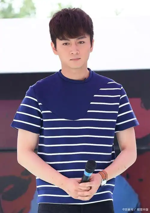 也可以当一个小说作家吧,写小说也不限年龄,像陈晓这样为角色写小说的