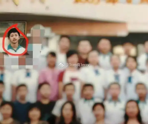 邓伦|校园大合照93搜索灯灯  图1-3小学  图4-6初中  图7-8高中  图