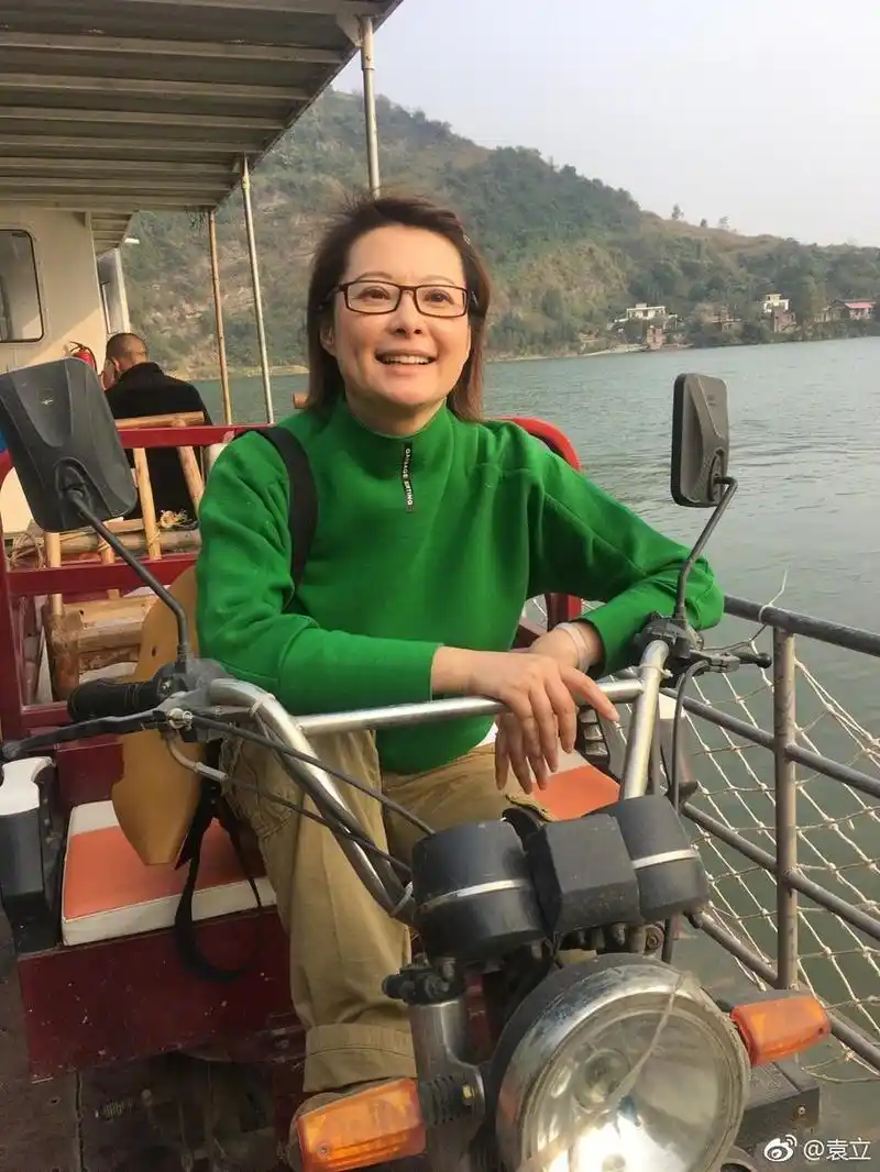 组图44岁袁立素颜与友人同游坐三轮摩托太接地气