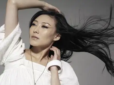 组图:实力歌手徐千雅冷艳写真 千姿百态