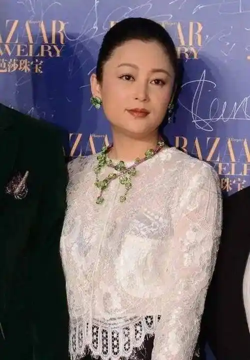 陈红这次尝试了白色的蕾丝上衣,浅淡干净的纯白色是各个年龄段女性都