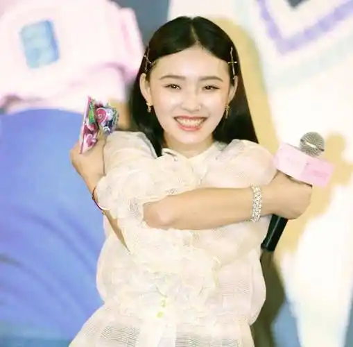 女神包袱碎一地,林允发布会现场搞怪不断,新版湘琴秒变表情包_一吻