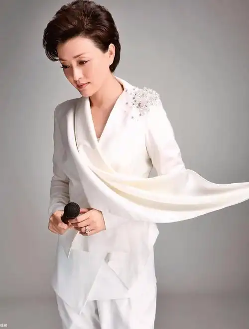 杨澜儒雅端庄,她的气质非常吸引人