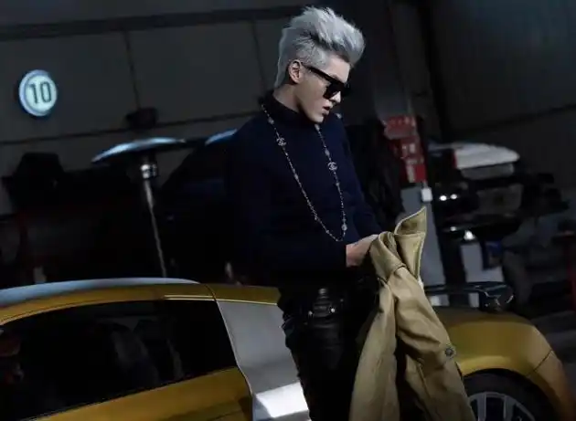 吴亦凡造型接地气骑28大杠兜风难道参加了变形记