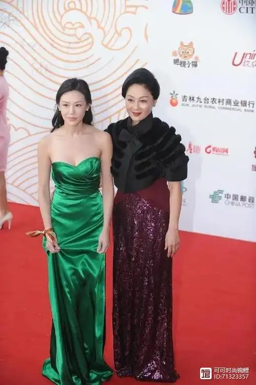 57岁王姬宝刀不老穿贵紫色旗袍裙走红毯娇艳女儿都难抢镜